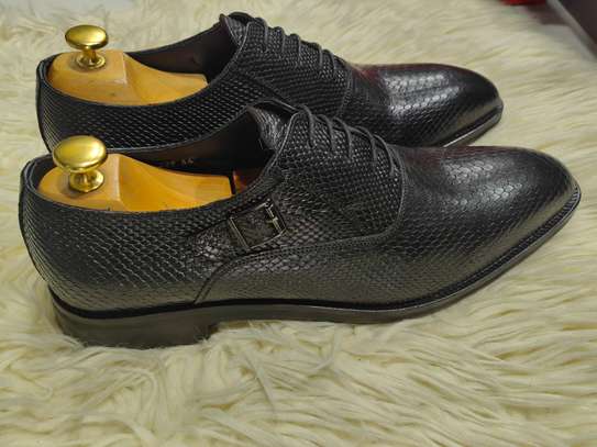 Chaussures cuir noir texturé élégantes image 3