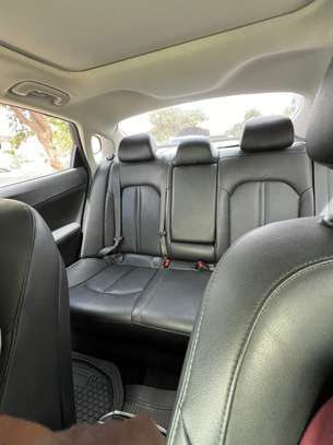 location Kia optima avec chauffeur et transfert AIBD image 3