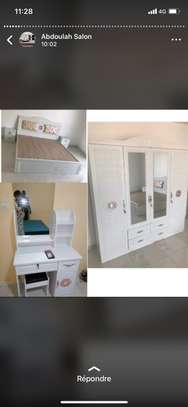 Chambre à coucher blanc lit armoire miroir coiffeuse image 2
