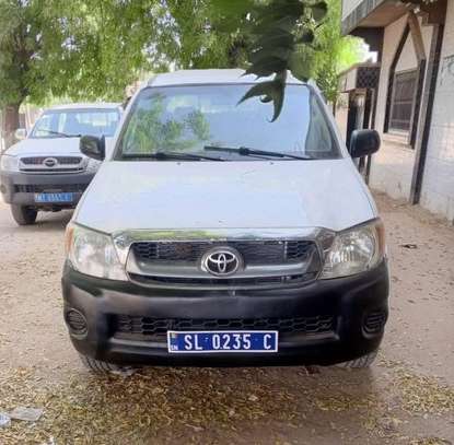 Toyota Hilux 4x4 image 2