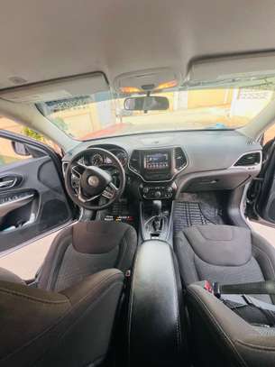 Jeep Cherokee image 8