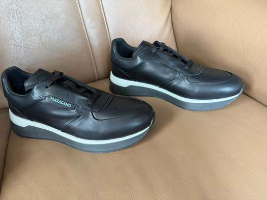 Ferragamo baskets cuir bleu marine ou Noir semelle blanche image 3