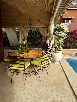 Villa bord de mer spacieuse avec piscine image 12