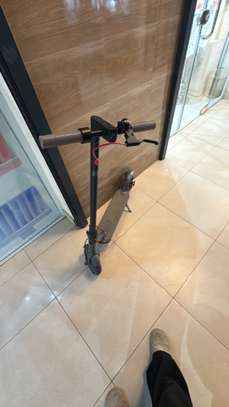 Trottinette électrique compacte avec affichage digital image 2