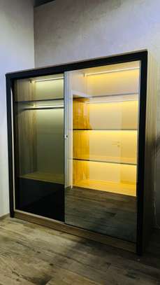 Vitrine design LED portes coulissantes verre image 3