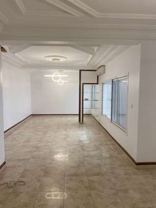 UNE VILLA R+1 AU POINT E image 6