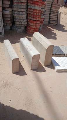Pavé vibré et bancs publics image 3