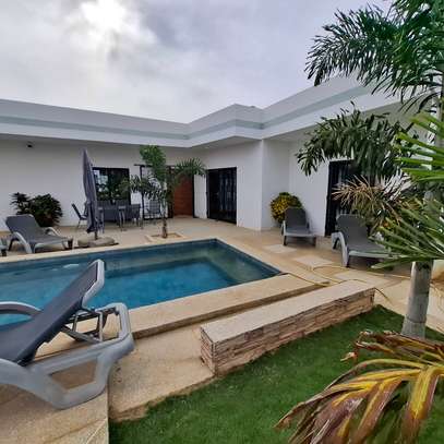 Villa moderne avec piscine privée et jardin paysager image 3