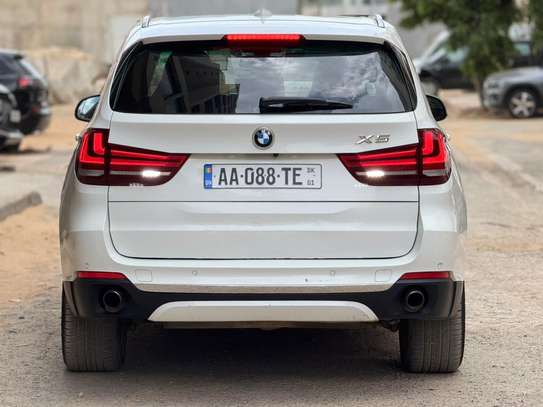 BMW X5 SUV blanc spacieux et performant image 14