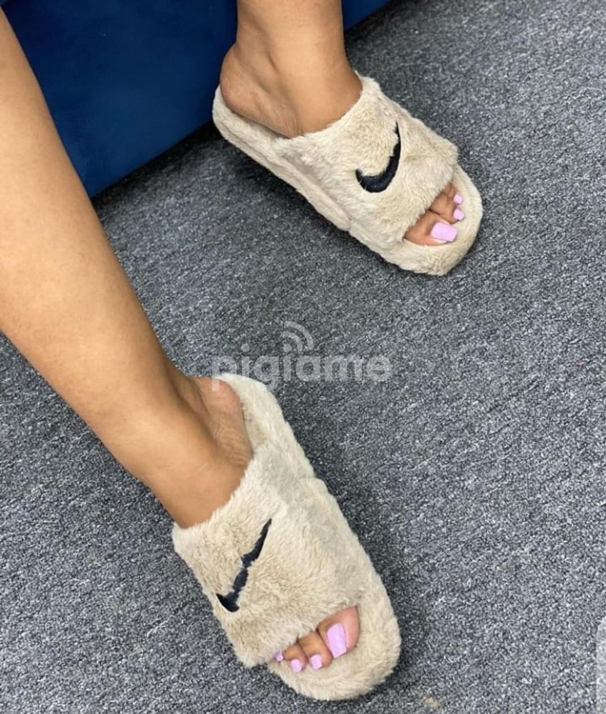 Maroon nike sandals best sale