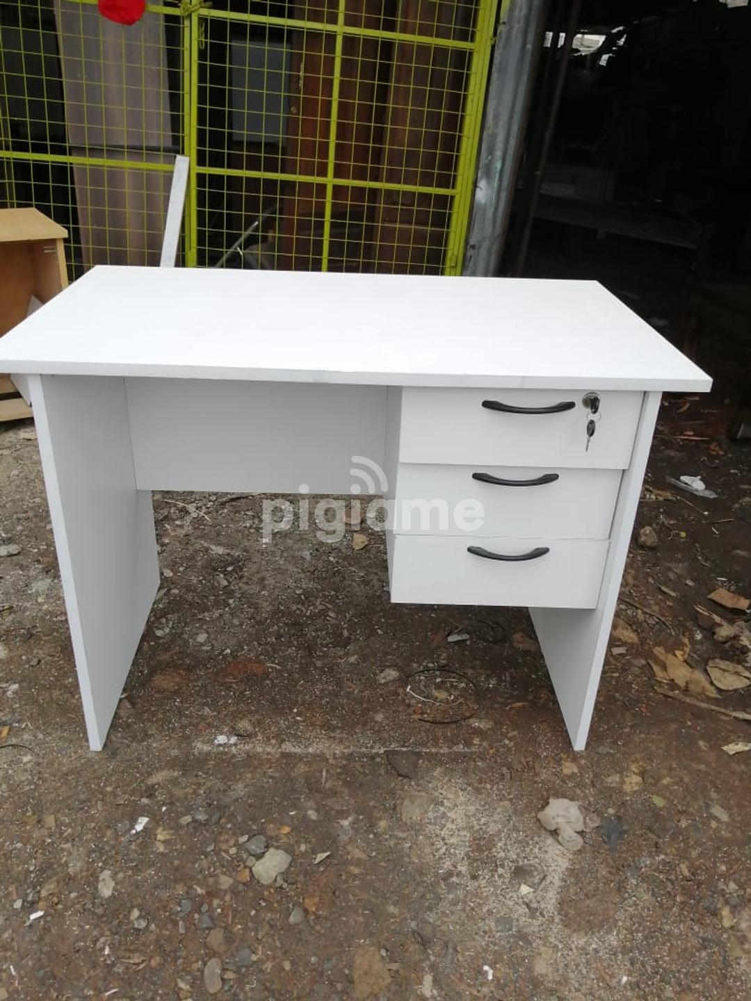 Executive working study desk in Nairobi PigiaMe