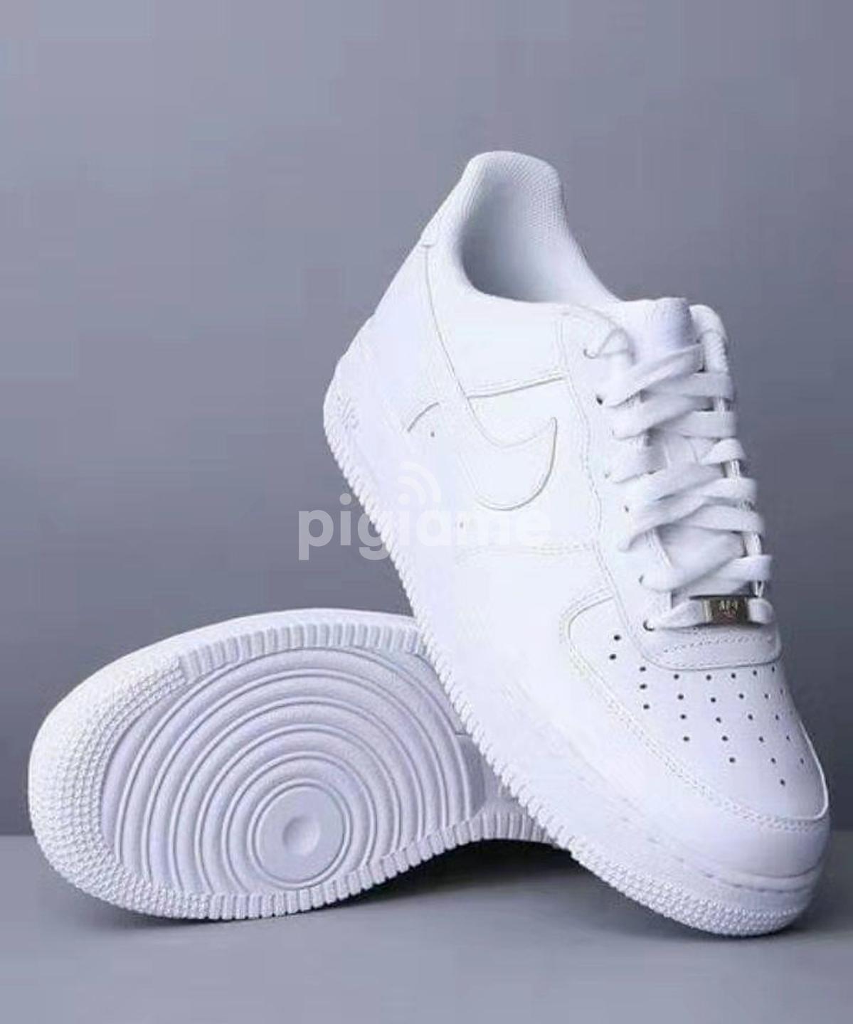 nike plain white shoes