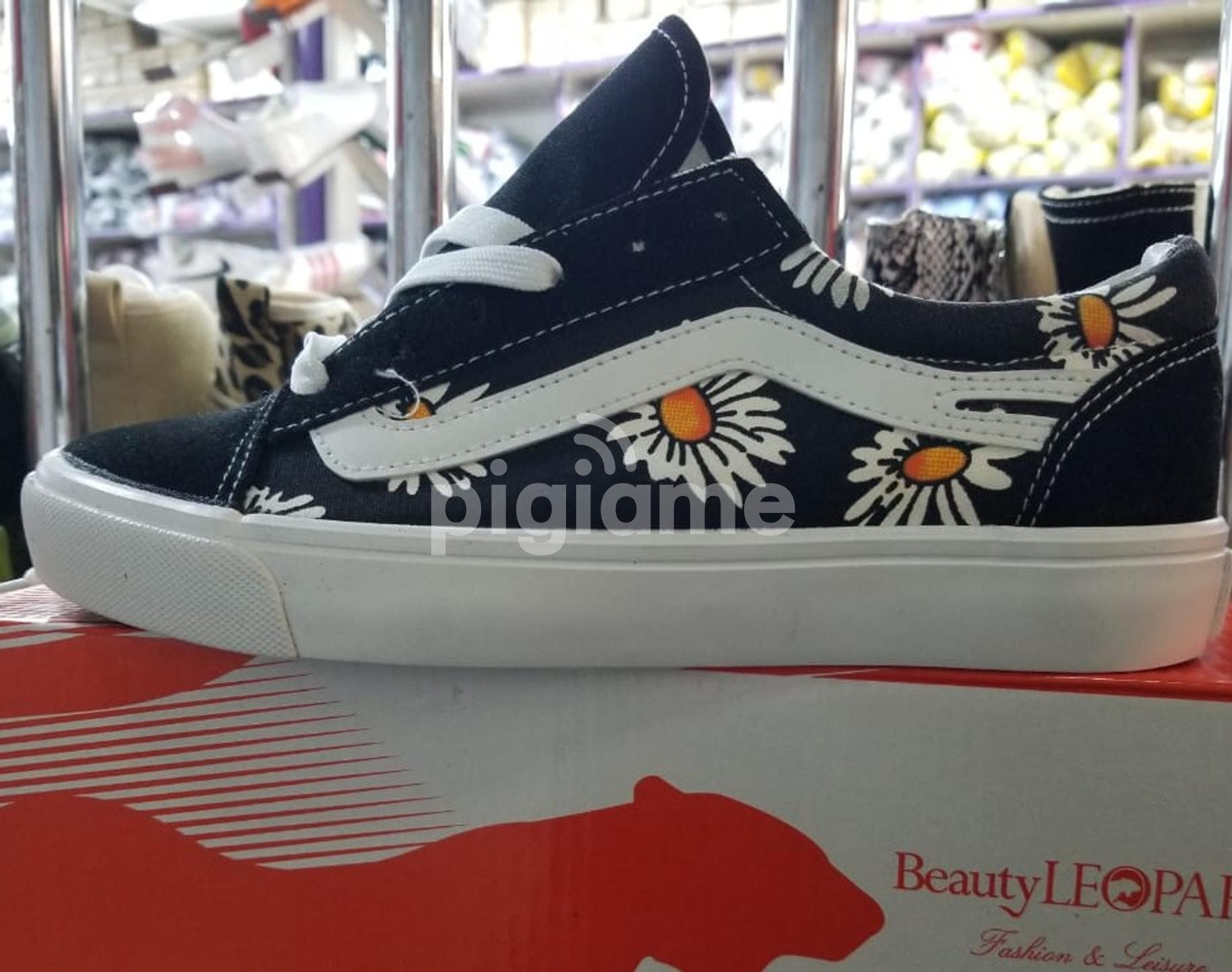 Old skool shop noir