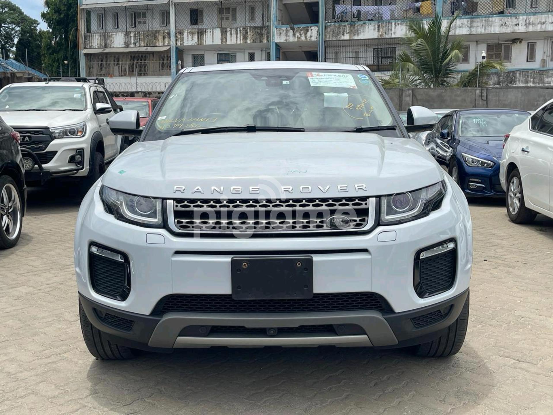 Range Rover Evogue Petrol Awd White 2017 in Mombasa | PigiaMe