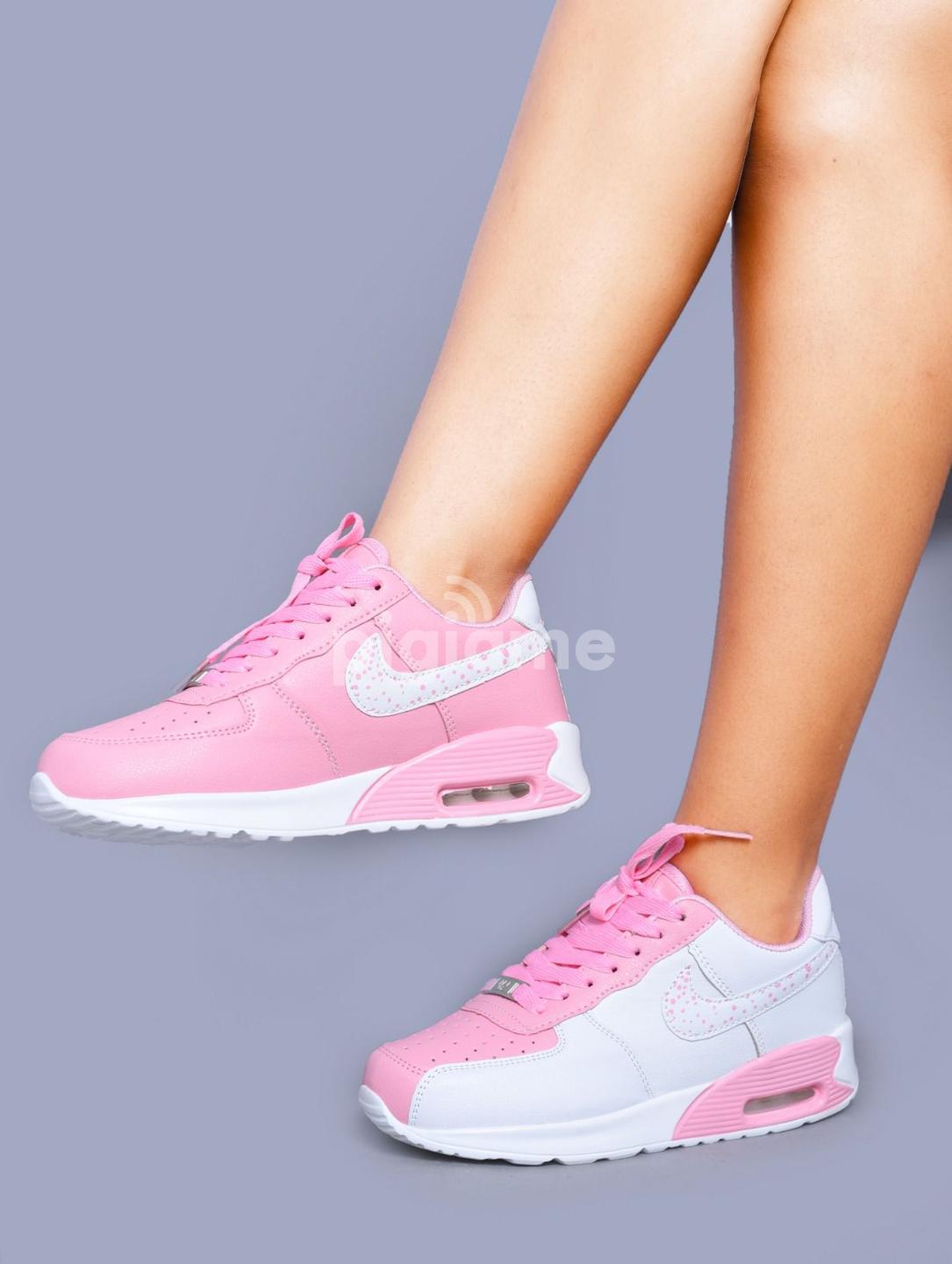 Shoe thats discount pink and white