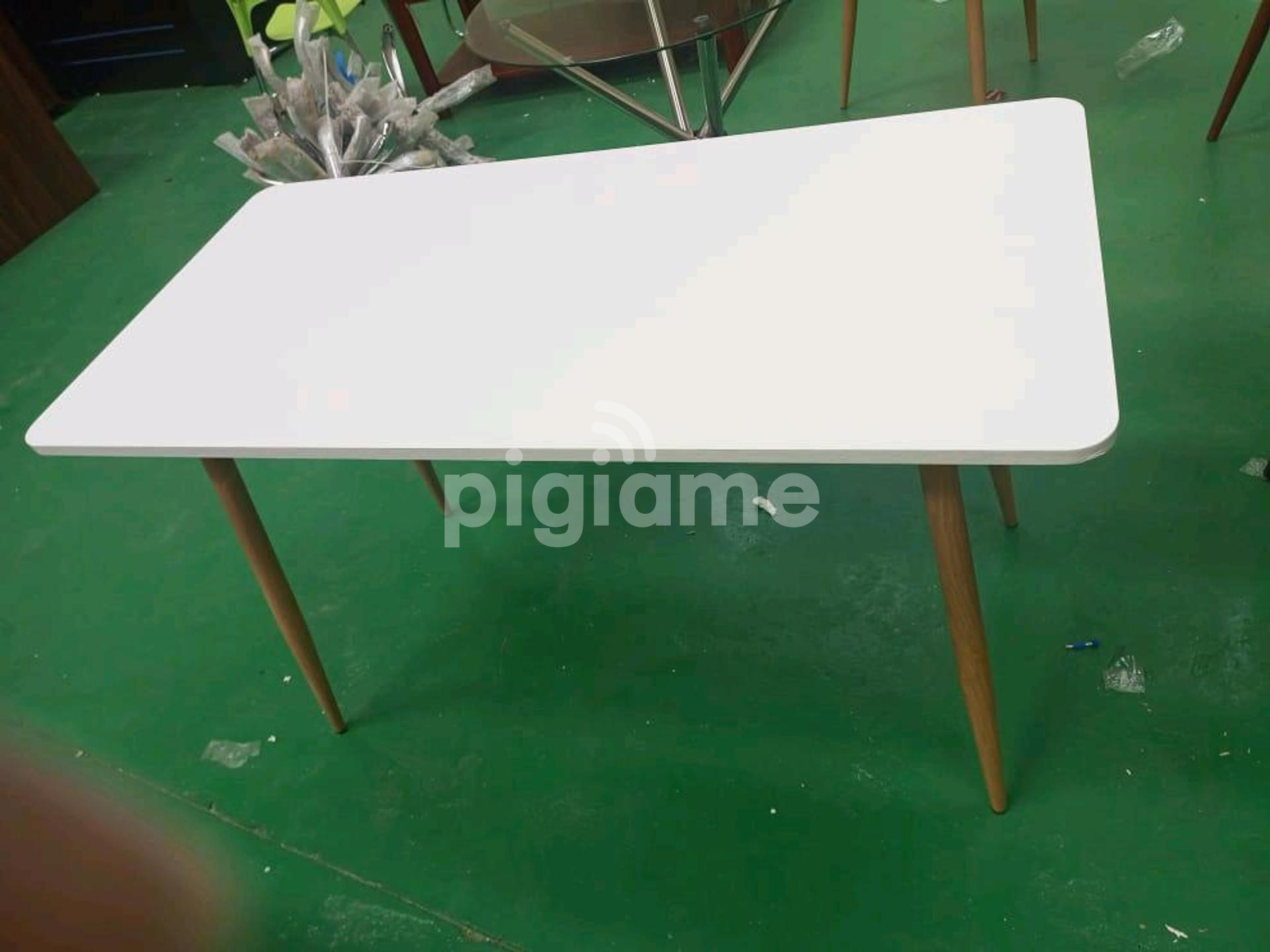 Eames Table in Jogoo Road PigiaMe