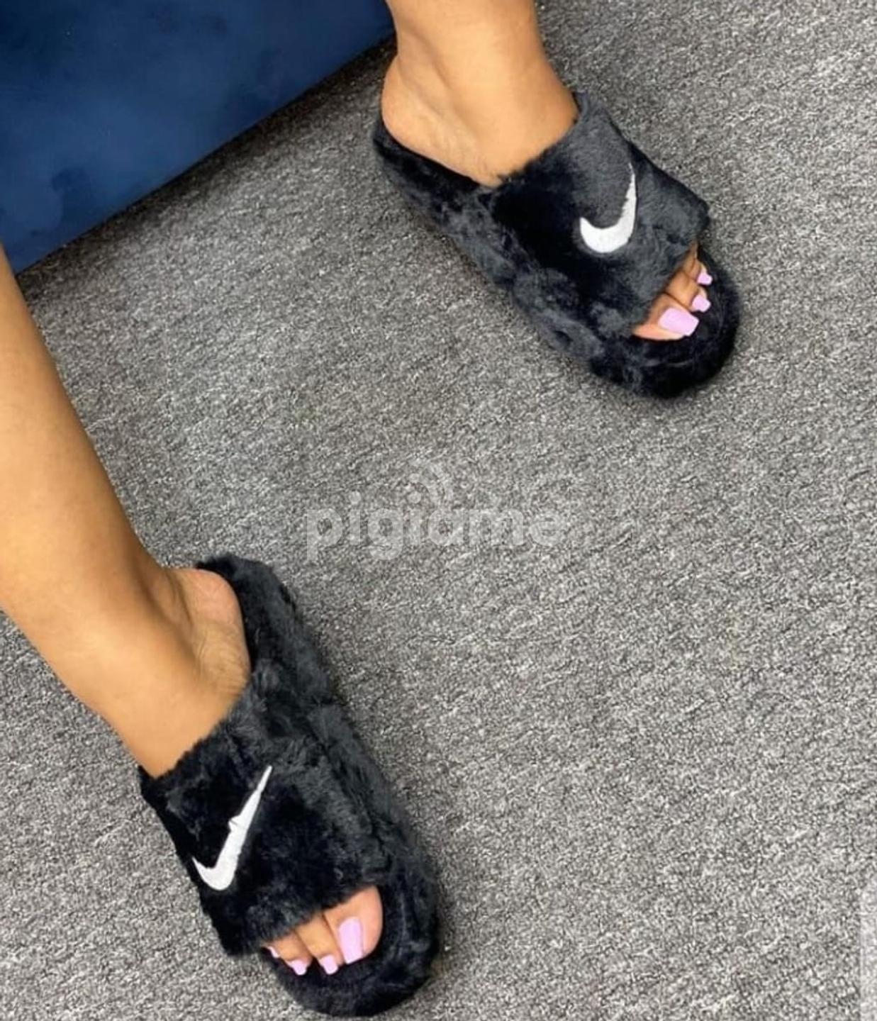 Nike fluffy slippers shop