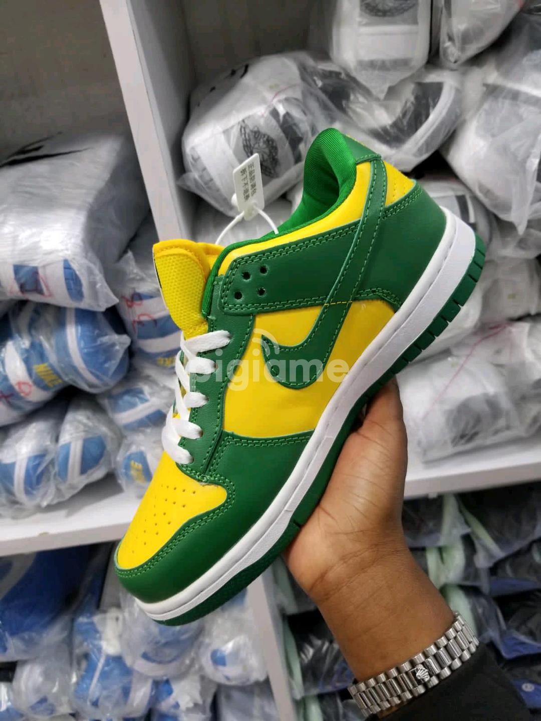 4000 nike dunks store