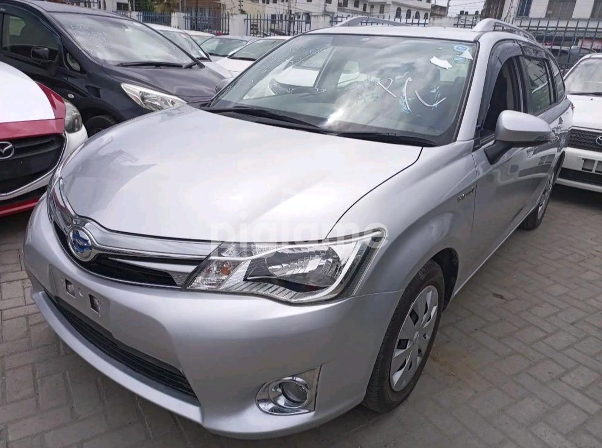 Toyota fielder 2016
