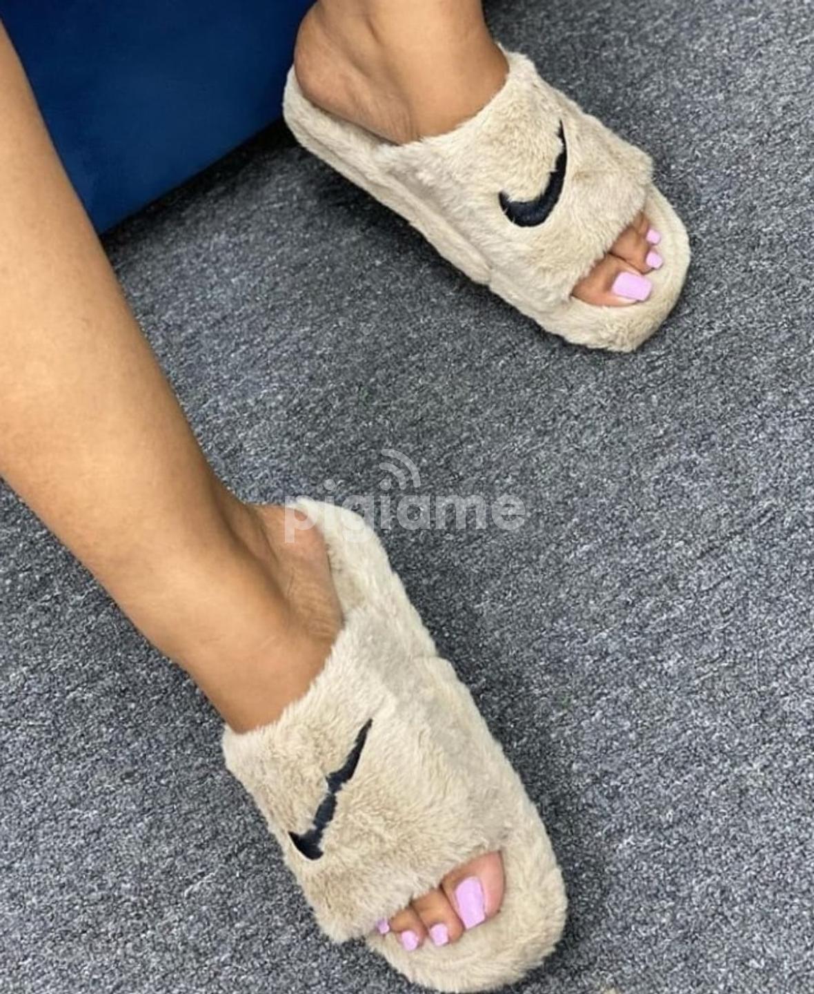 Maroon nike slippers cheap