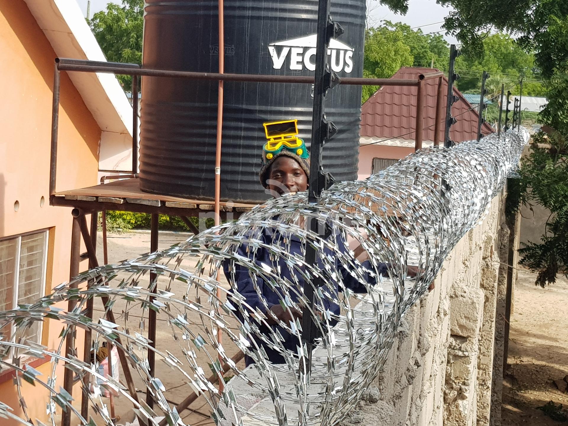 Electric fence installation in kenya......... PigiaMe