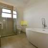 4 Bed Apartment in Rosslyn thumb 7