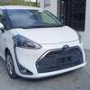 Toyota Sienta white hybrid 2019 thumb 0