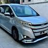 Toyota Noah sunroof thumb 3