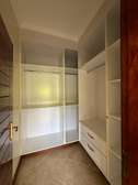6 Bed House with En Suite in Runda