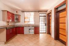 Stunning 5 BR House plus Dsq in Karen