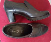 Chunky heel black closed shoe