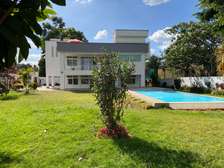 5 Bed House with En Suite in Runda