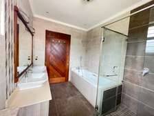 5 Bed Villa with En Suite in Lavington