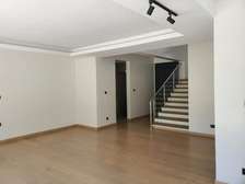 5 Bed Townhouse with En Suite at Shopping Centre