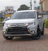 Mitstubishi Outlander  Phev 2018 model white color.