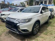 Mitsubishi outlander white 2018