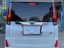 TOYOTA NOAH (HYBRID)