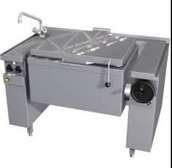 Tilting brat pan