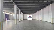 17,000 ft² Warehouse with Parking in Industrial Area