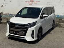 TOYOTA NOAH MINIVAN