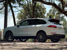 2018 Porsche cayenne petrol