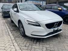 Volvo v40 white