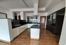3 bedroom apartment all ensuite with a Dsq