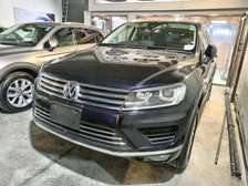 Volkswagen Touareg metallic black