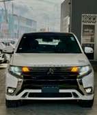 Mitsubishi Outlander hybrid white 2019 sunroof