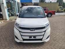 Toyota Noah 2018 peal white
