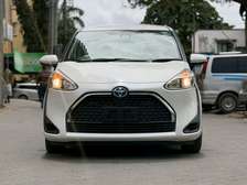 Toyota sienta hybrid 2020