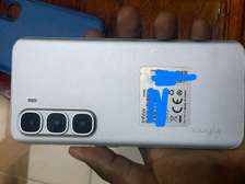 Infinix Smartphone Plateado Cámara Triple
