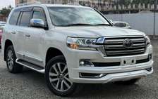 Toyota Land Cruiser Prado V8 ZX 2018 model fully loaded.