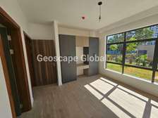 4 Bed Apartment with En Suite in Rosslyn